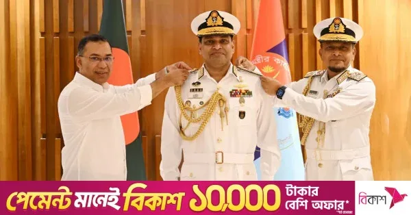 নতুন নৌবাহিনী প্রধানকে ভাইস অ্যাডমিরাল র‍্যাঙ্ক ব্যাজ পরিয়ে দিলেন প্রধানমন্ত্রী