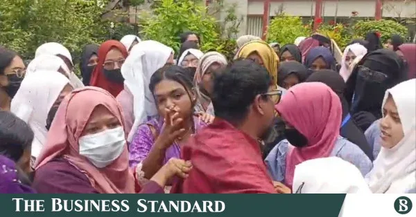 কুমিল্লায় শিক্ষকদের বদলির প্রতিবাদে শিক্ষার্থীদের বিক্ষোভ