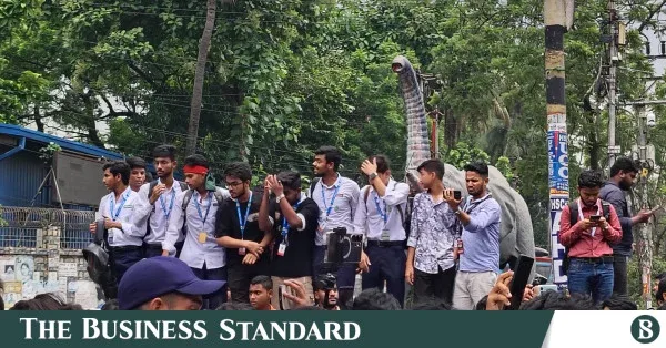শিক্ষামন্ত্রীর পদত্যাগের দাবিতে এইচএসসি পরীক্ষার্থীদের সড়ক অবরোধ