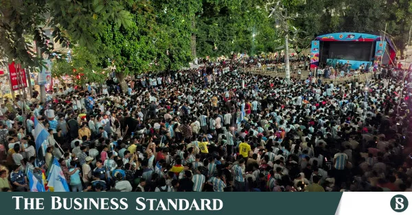 বিশ্বকাপ ফাইনাল: ফুটবল উৎসবে মুখর ঢাকা বিশ্ববিদ্যালয়ের টিএসসি
