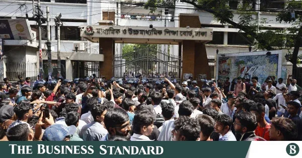 এইচএসসি আন্দোলন কাঠামোগত ত্রুটি ও শিক্ষার্থীদের হতাশার প্রতিফলন: বিশ্লেষকরা