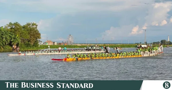 ব্রাহ্মণবাড়িয়ায় তিতাস নদীতে নৌকা বাইচ প্রতিযোগিতা